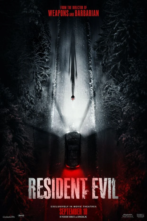 Pôster oficial de Resident Evil (2026): carro em uma estrada cercada por floresta escura e o título do filme em vermelho e branco